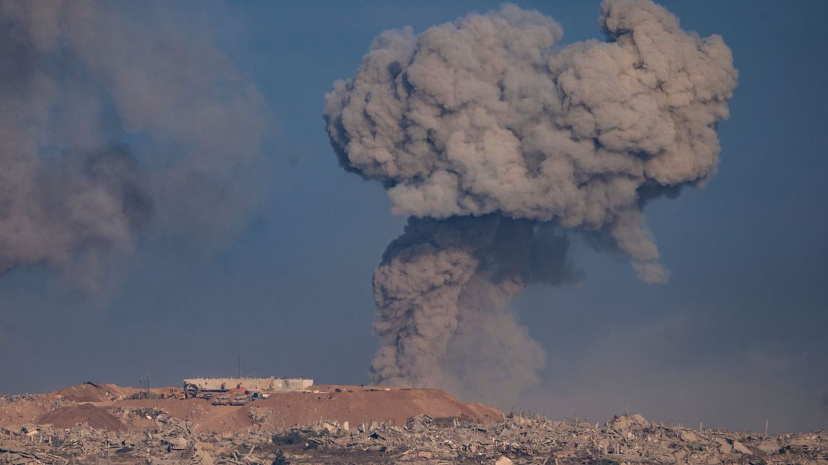 حرب غزة في يومها 697: مقتل العشرات منذ الفجر وإسرائيل تستدعي 60 ألفا من جنود الاحتياط