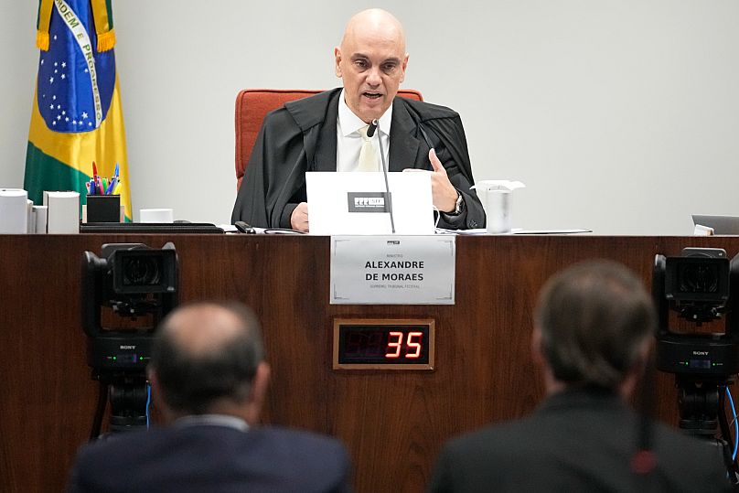 O juiz do Supremo Tribunal Federal Alexandre de Moraes ouve o depoimento do ex-presidente do Brasil Jair Bolsonaro,