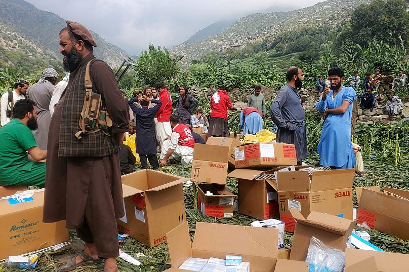 Des agents de la protection civile, des habitants et des soldats se préparent à évacuer les victimes blessées Mazar Dara, dans la province de Kunar, le 1er septembre 2025