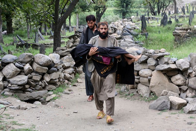 Une personne blessée est transportée vers un hélicoptère à Mazar Dara, dans la province de Kunar.