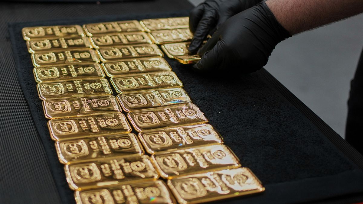 Gold surges to record high as central banks turn from dollar to bullion