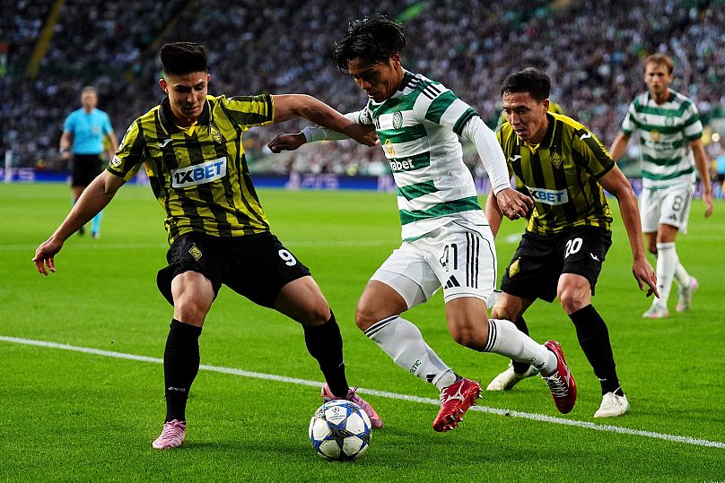 Kairat’tan Dastan Satpayev ile Celtic’ten Reo Hatate, 20 Ağustos 2025’te Celtic Park’ta oynanan maçta top ikili mücadelede.
