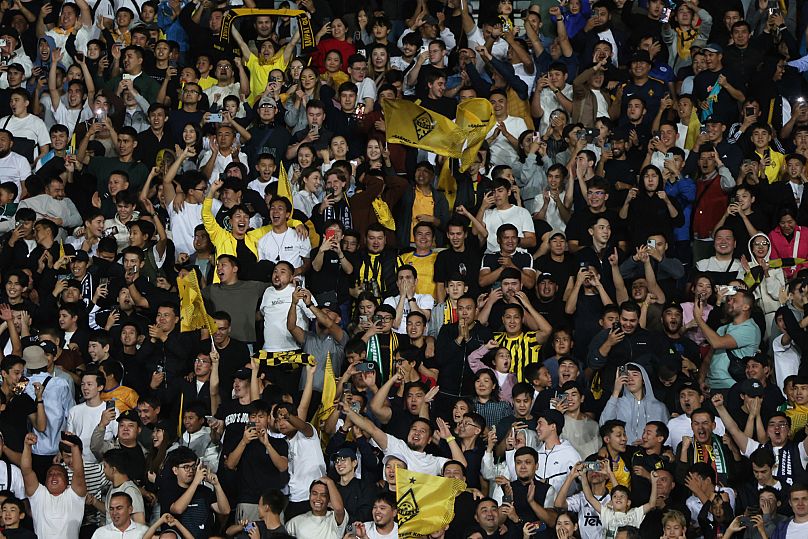 Kairat taraftarları, takımlarının 27 Ağustos 2025’te Almatı’daki Ortalyk Stadyumu’nda Celtic’e karşı oynanan Şampiyonlar Ligi play-off rövanş maçını kazanmasını kutladı.