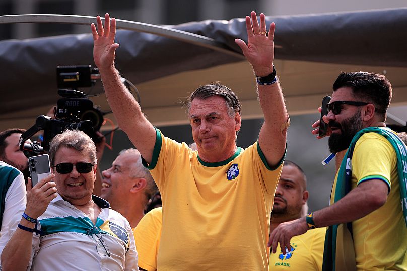 Jair Bolsonaro lors d'une manifestation appelant à la destitution d'Alexandre de Moraes, qui a récemment imposé un blocage national sur X, à Sao Paulo, le 7 septembre 2024