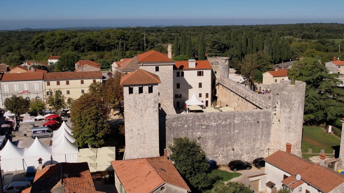 Au-delà des chevaliers et des guerres : les châteaux médiévaux de l'UE, bastions du tourisme durable