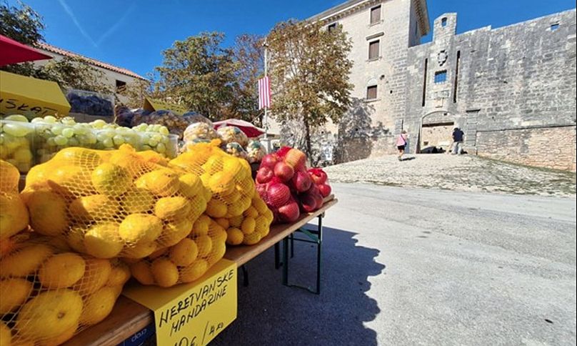 Τοπική αγορά τροφίμων στο Σβετβίντσενατ, μπροστά από την κύρια είσοδο του κάστρου Μοροζίνι-Γκριμάνι
