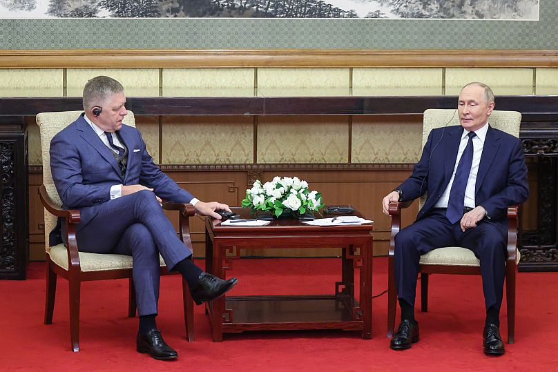 Le président russe Vladimir Poutine rencontre le Premier ministre slovaque Robert Fico à la résidence d'État Diaoyutai à Pékin, en Chine, le mardi 2 septembre 2025