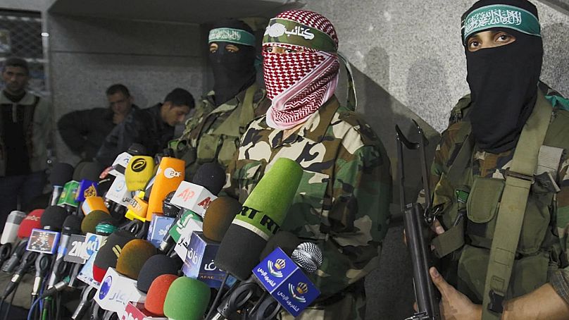 Egy jellegzetes felvétel Obaida egyik sajtóértekezletéről
