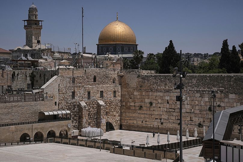 بخشی از دیوار ندبه و گنبد صخره در بیتالمقدس - اسرائیل