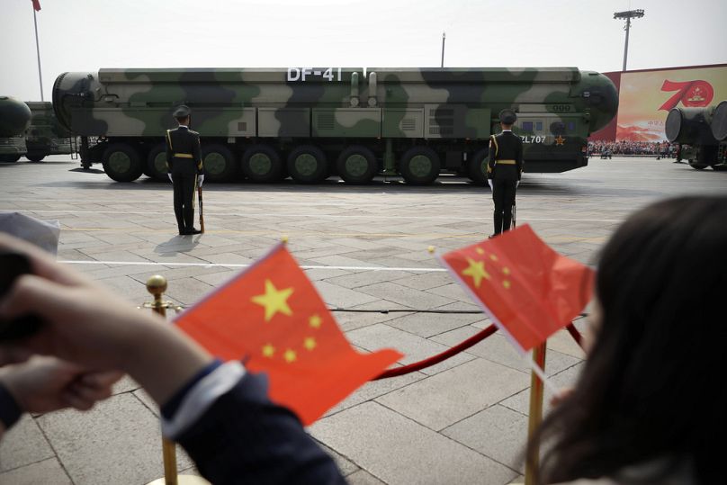 Veículos militares transportam mísseis balísticos nucleares DF-41 durante uma parada para comemorar o 70º aniversário da fundação da China comunista em Pequim, 2019