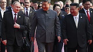 Poutine et Kim Jong-un aux côtés de Xi Jinping lors de la parade militaire