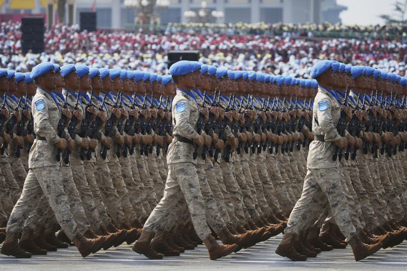 Des militaires participent à un défilé pour marquer le 80e anniversaire de la capitulation du Japon pendant la Seconde Guerre mondiale, devant la porte Tiananmen à Pékin.