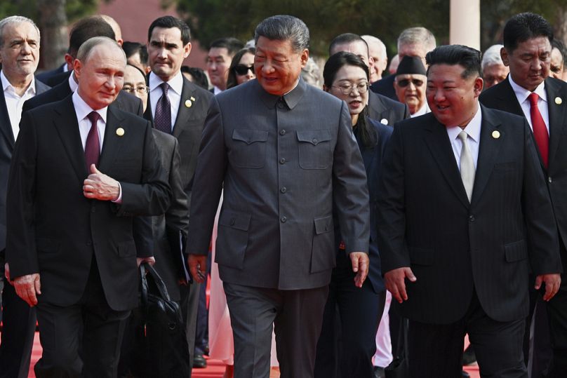 Vladimir Poutine, Xi Jinping et Kim Jong Un arrivent au défilé militaire pour marquer le 80e anniversaire de la fin de la Seconde Guerre mondiale à Pékin, en Chine.