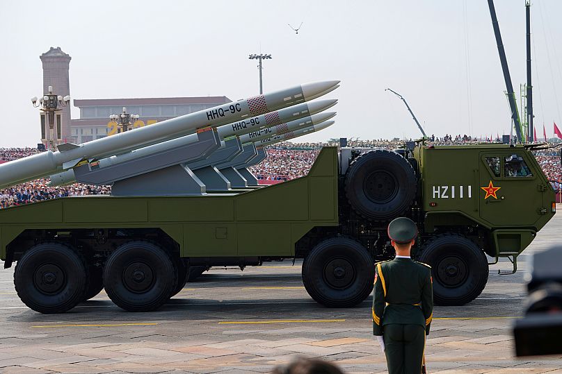 Misiles pasan durante un desfile militar para conmemorar el 80 aniversario de la rendición de Japón en la Segunda Guerra Mundial, celebrado frente a la Puerta de Tiananmén 