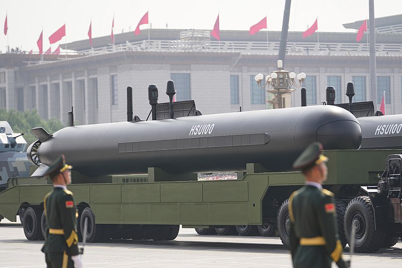 Un dron submarino HSU100 pasa en el desfile militar para conmemorar el 80.º aniversario de la rendición de Japón en la Segunda Guerra Mundial