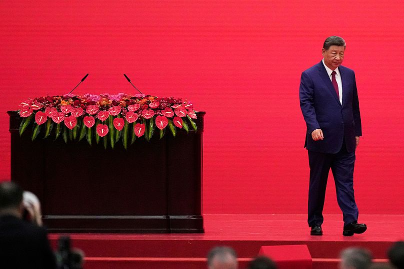 Prezydent Chin Xi Jinping schodzi ze sceny podczas przyjęcia po paradzie wojskowej, która odbyła się w Pekinie w środę, 3 września 2025 r.