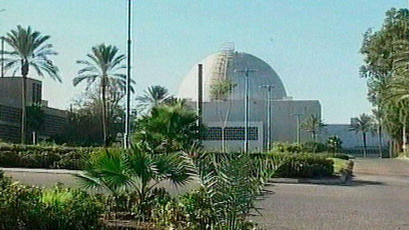 تصویر آرشیوی از فیلمی که در ۷ ژانویه ۲۰۰۵ توسط کانال ۱۰ تلویزیون اسرائیل پخش شد، چیزی را نشان می‌دهد که به ادعای این کانال، تأسیسات هسته‌ای اسرائیل است