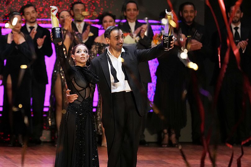 Leandro Bojko ve Micaela Garcia, 2 Eylül 2025 Salı günü Arjantin’in Buenos Aires kentinde düzenlenen Dünya Tango Şampiyonası’nın sahne kategorisi finallerini kazandıktan sonra