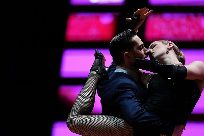 Bir çift, 2 Eylül 2025 Salı günü Arjantin’in Buenos Aires kentinde düzenlenen Dünya Tango Şampiyonası’nın sahne kategorisi finallerinde yarışıyor.