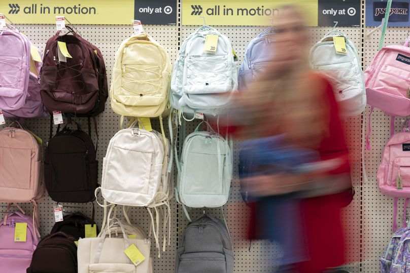 Mochilas, estojos, cadernos e outros materiais escolares vão ganhando espaço nas prateleiras dos supermercados
