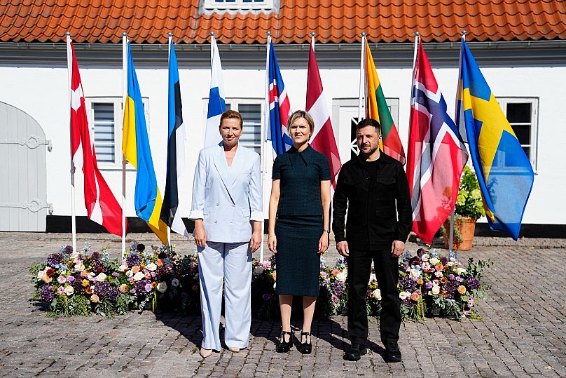 Las primeras ministras de Islandia (en el centro) y Dinamarca (izquierda) posan junto a Volodímir Zelenski este miércoles, 3 de septiembre de 2025.