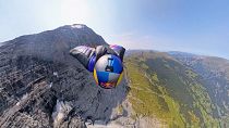 Le record de wingsuit de Peter Salzmann à 347 km/h montré dans de nouvelles images