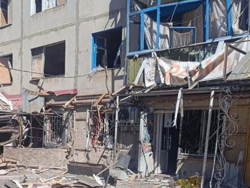 Selon le parquet de Donetsk, en ciblant un quartier résidentiel, les attaques ont coûté la vie à trois femmes de 46, 72 et 74 ans et à cinq hommes