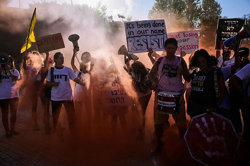Dimostranti a Gerusalemme inscenano una protesta chiedendo la fine della guerra nella Striscia di Gaza, 3 settembre 2025