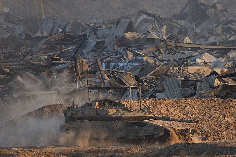 Soldati israeliani guidano un carro armato all'interno della Striscia di Gaza visti dal sud di Israele, 3 settembre 2025