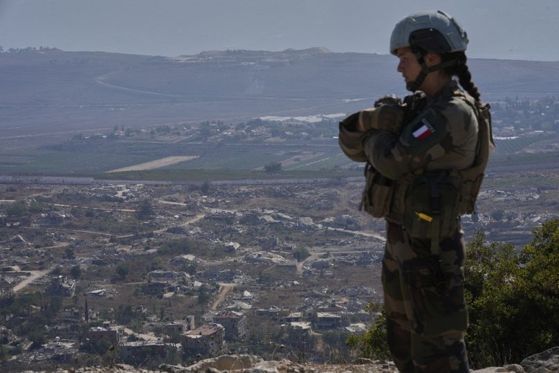 Ένας Γάλλος ειρηνοφύλακας του ΟΗΕ στέκεται σε ένα λόφο με θέα το Kfar Kila, ένα συνοριακό χωριό που καταστράφηκε από ισραηλινά πλήγματα και χερσαία επίθεση, νότιος Λίβανος, Τετάρτη 20 Αυγούστου 2025