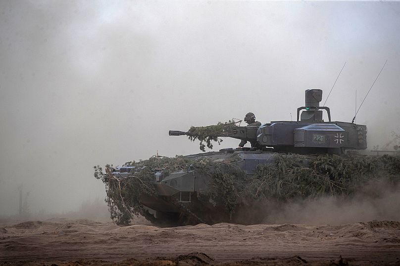 Ένα κύριο άρμα μάχης Leopard 2A7V του Γερμανικού Στρατού αντιμετωπίζει τη λιθουανο-γερμανική στρατιωτική μεραρχία «Grand Quadriga 2024» σε ένα πεδίο ασκήσεων στο Pabrade