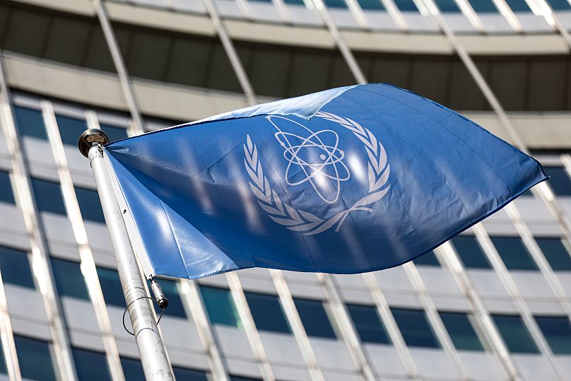 Viyana Uluslararası Merkezi'nin girişinde, Uluslararası Atom Enerjisi Ajansı (IAEA) bayrağı, 7 Haziran 2021.