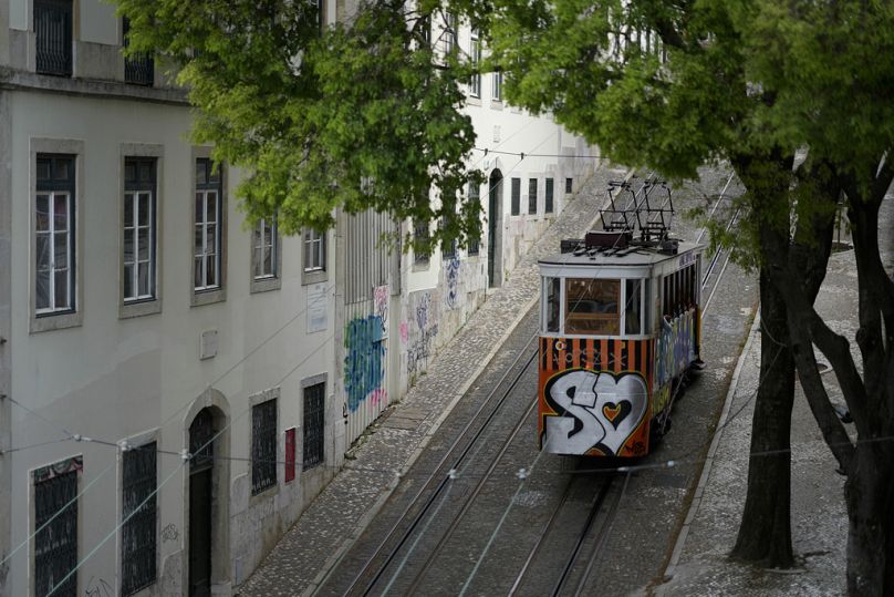 ARQUIVO - O funicular da Glória sobe a colina em Lisboa, a 12 de abril de 2023. (AP Photo/Armando Franca, Ficheiro)