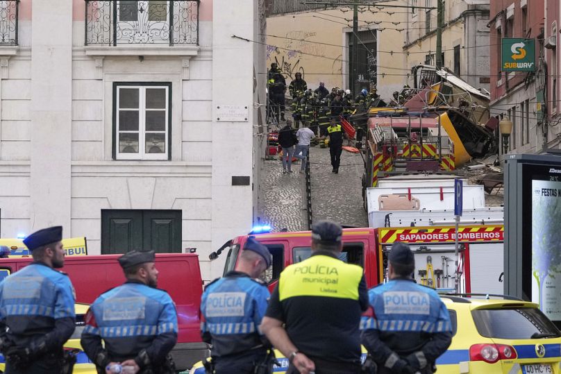 Einnsatzkräfte nach der Entgleisung der Standseilbahn in Lissabon in Portugal