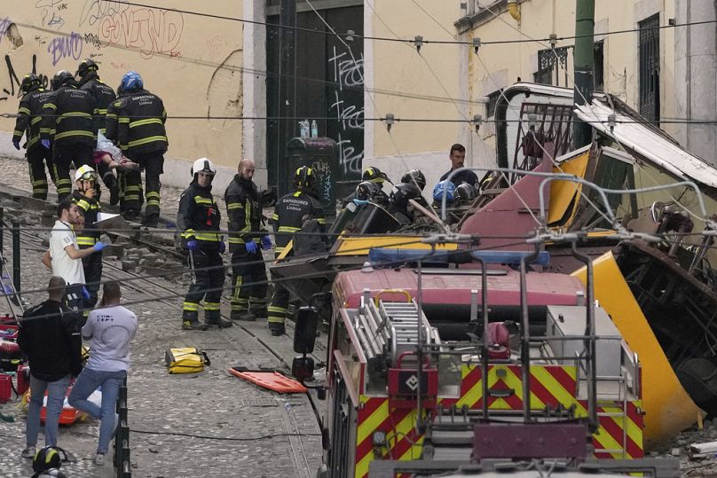 Des pompiers transportent le corps d'une personne sur une civière sur le site d'un funiculaire déraillé à Lisbonne, au Portugal, le mercredi 3 septembre 2025.