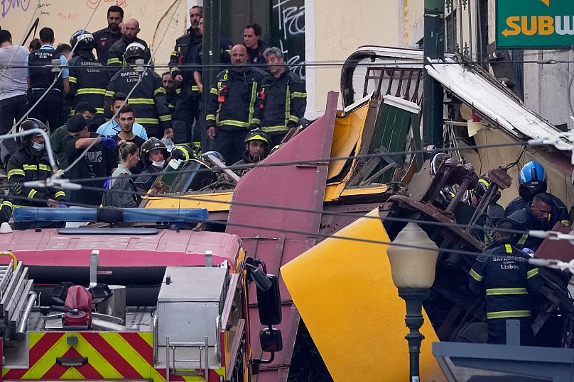 Equipos de emergencia trabajan en el lugar del descarrilamiento de un tranvía eléctrico en Lisboa, Portugal, el miércoles 3 de septiembre de 2025.