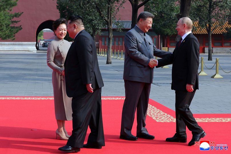 Xi Jinping y su esposa Peng Liyuan saludan a Vladímir Putin y a Kim Jong-un en el desfile militar, Pekín, 3 de septiembre de 2025.