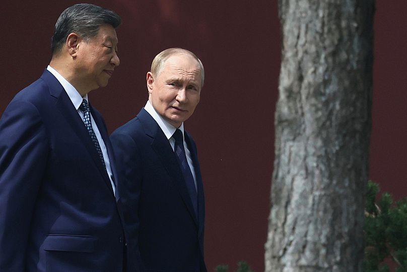 Le président russe Vladimir Poutine, s'entretient avec le président chinois Xi Jinping lors d'une promenade dans le complexe présidentiel de Zhongnanhai à Pékin.