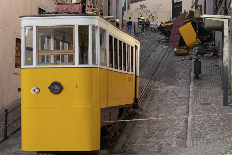 Συντρίμμια του ανελκυστήρα Glória το πρωί μετά το ατύχημα.
