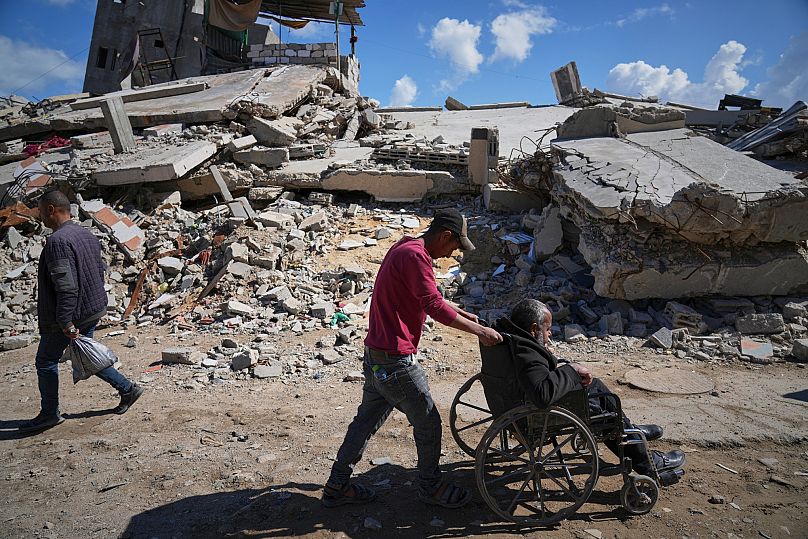 Ein Mann schiebt seinen Vater im Rollstuhl, während sie sich auf den Weg zum Shifa-Krankenhaus in Gaza-Stadt für eine Dialysesitzung machen, 14. April 2025