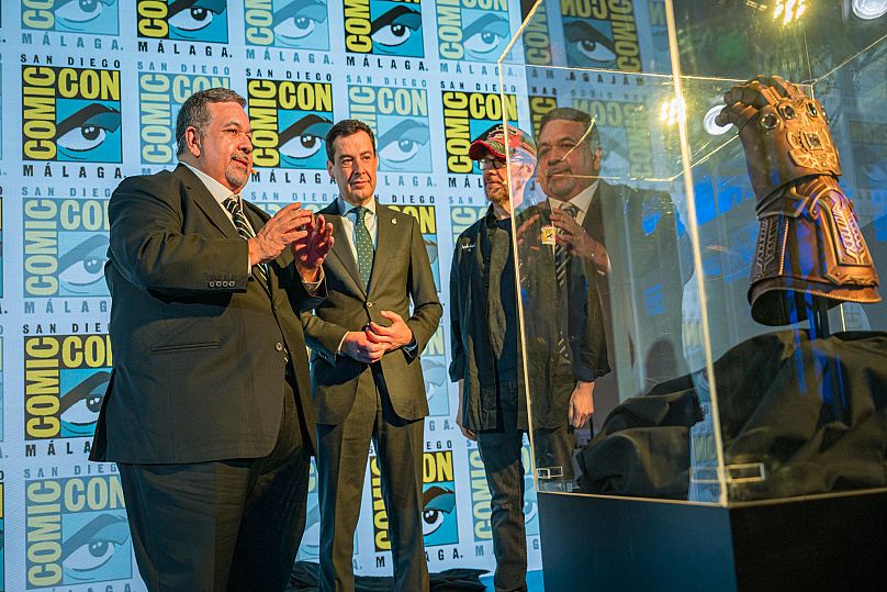 Juanma Moreno, presidente de la Junta de Andalucía y Santiago Segura, actor y director español, frente a una réplica del guantelete de Thanos.