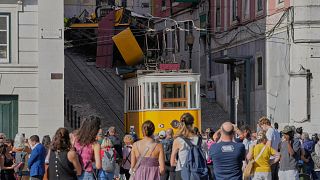 Les enquêteurs examinent l'épave du funiculaire de Lisbonne après un accident mortel