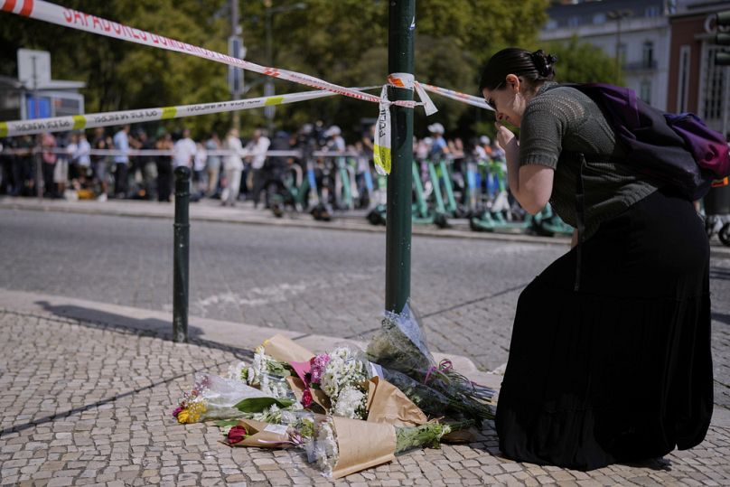 Eine Frau reagiert emotional, während sie Blumen an der Stelle niederlegt, an der am Donnerstag, dem 4. September 2025, eine Standseilbahn entgleiste.