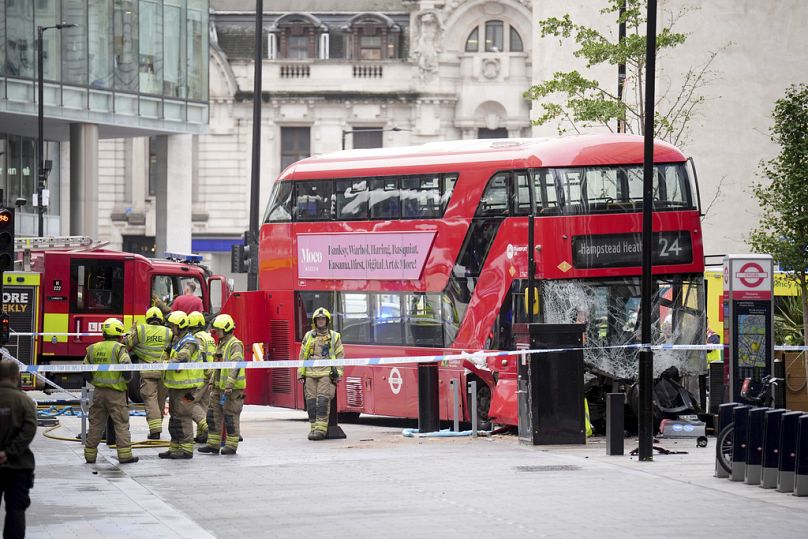 I servizi di emergenza sul luogo dell'incidente avvenuto giovedì 4 settembre 2025 in Allington Street, Londra, che ha coinvolto un autobus a due piani