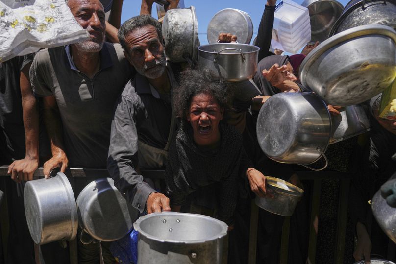 فلسطينيون يكافحون للحصول على الطعام بمدينة خان يونس جنوب قطاع غزة، الاثنين 1 سبتمبر 2025.