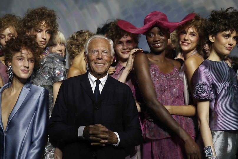 Armani, en el centro, posa con modelos al final de su desfile de la colección primavera-verano 2019 para mujer, presentada durante la Semana de la Moda en Milán, Italia.