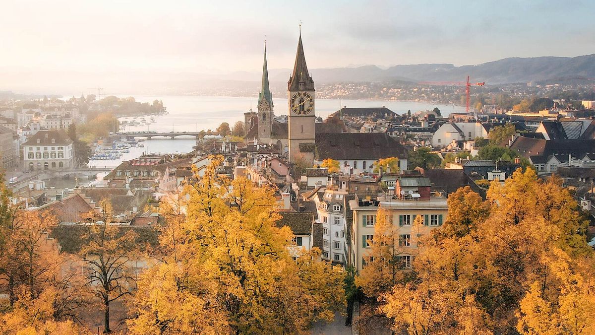 La carte d'automne de la Suisse montre où et quand les feuilles sont les plus belles