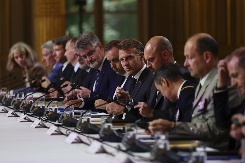 الرئيس الفرنسي إيمانويل ماكرون خلال اجتماع مع نظيره الأوكراني فولوديمير زيلينسكي في قصر الإليزيه بباريس، 3 سبتمبر 2025.
