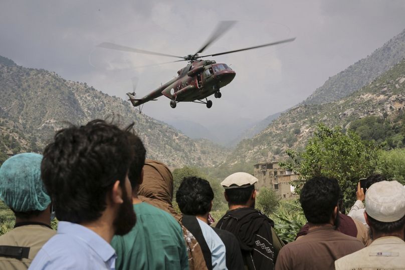 مروحية عسكرية تقل ضحايا الزلزال الذي أودى بحياة العديد من الأشخاص ودمر قرى في شرق أفغانستان تقلع في مزار دارا، ولاية كونار، أفغانستان