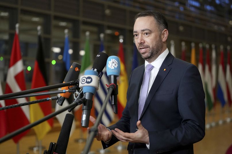 Maxime Prevot, fala com a imprensa no edifício do Conselho Europeu, em Bruxelas, na segunda-feira, 24 de fevereiro de 2025.